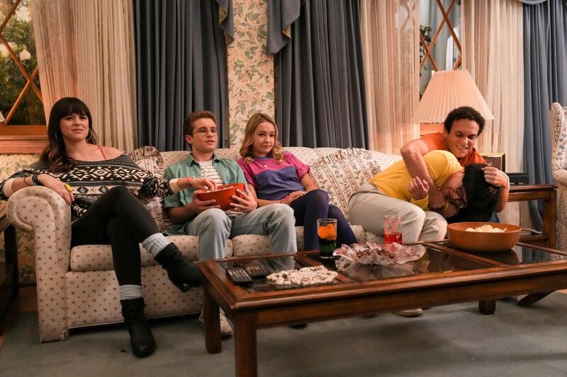 (v.l.n.r.) Erica Goldberg (Hayley Orrantia); Adam Goldberg (Sean Giambrone); Brea Bee (Sadie Stanley); Dave Kim (Kenny Ridwan); Barry Goldberg (Troy Gentile) – Bild: 2021 American Broadcasting Companies, Inc. All rights reserved. /​ Scott Everett White Lizenzbild frei