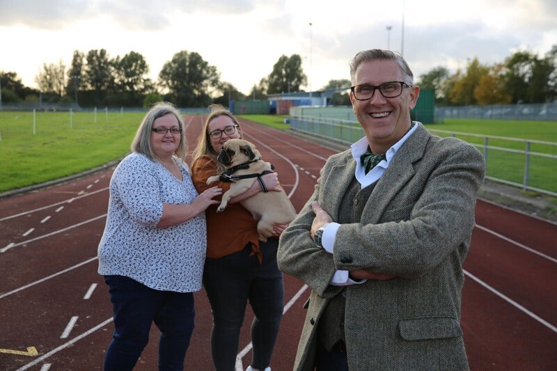 Mops und Familie. Graeme Hall (r.) – Bild: Avalon Factual Ltd