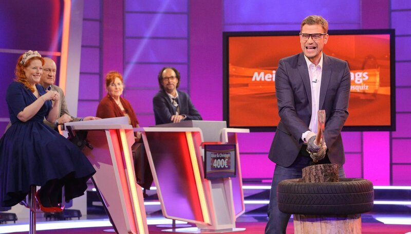 Lässt sich frisches Holz leichter spalten als altes? Moderator Florian Weber geht die Frage im Beweis praktisch an. v.li.: Enie van de Meiklokjes, Bodo Bach, Alice Hoffmann, Christoph Sonntag und Florian Weber. – Bild: SWR/​Peter A. Schmidt