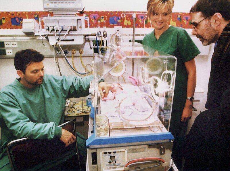 Noch bevor Dr. Thomas Straub (Gunther Schoss, rechts)  zu einem Vorstellungsgespräch kam, leistete er unverhofft seinen ersten Einsatz in der Sachsenklinik. Schwester Yvonne (Maren Gilzer, Mitte) heist ihn schon einmal willkommen. Nur beim Vater des Frühgeborenen (Zsolt Bacs) will noch nicht recht Freude aufkommen. Wird sein Kind es schaffen? – Bild: MDR/​Laue