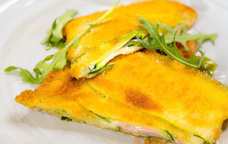 „Zucchini-Cordon bleu mit Tomaten-Rucola-Salat“ von Hannes Müller. – Bild: ORF/​Interspot Film