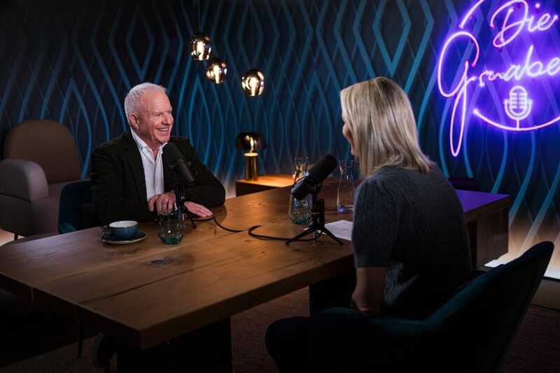 Dr. Michael Spitzbart und Monika Gruber – Bild: ServusTV /​ Sebastian Marko