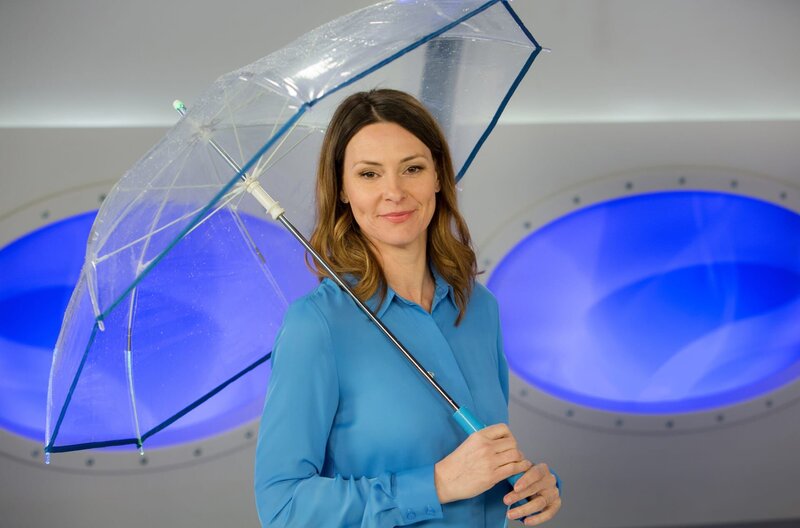 Die Energie für die Beleuchtung eines Regenschirms wird aus der Energie des herunterprasselnden Regens gewonnen. Was nach einer technischen Spielerei klingt, erweist sich als interessante Möglichkeit, Strom zu gewinnen. Welche Technik hinter dem Tropfengenerator steckt, erklärt Anja Reschke in „Wissen vor acht – Zukunft“. – Bild: ARD/​Michael Boehme