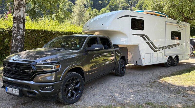 Mit dem Auto zusammen ist das Gefährt von Britta und Andreas insgesamt 10 Meter lang. – Bild: WDR/​Sagamedia Film- Fernsehproduktion GmbH