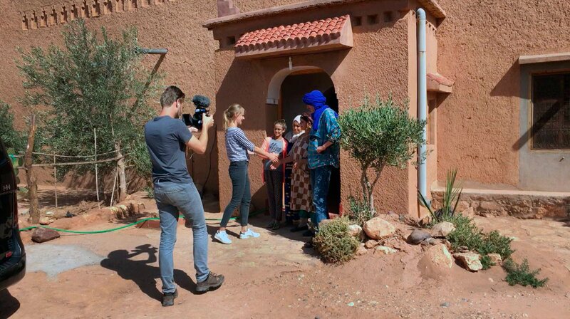 Die Filmautorin Nina Heins und Kameramann Jonas hatten viele Begegnungen auf ihrer Reise. – Bild: HR/​Nina Heins