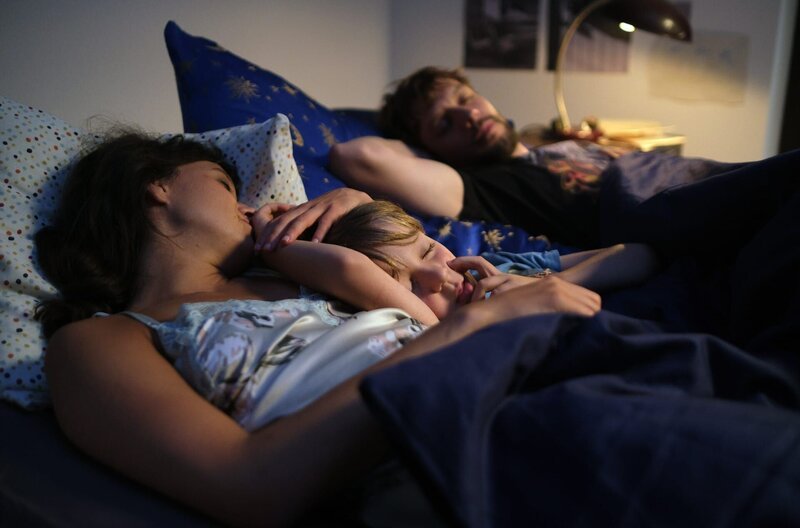 Daniel (Christoph Humnig, re.) liebt sein Familienleben mit Jenny (Katharina Bach, li.) und Jonathan (Karlo Gruber, Mi.), aber manchmal überkommen ihn Zweifel. – Bild: Departures Film/​Kerstin Stelter