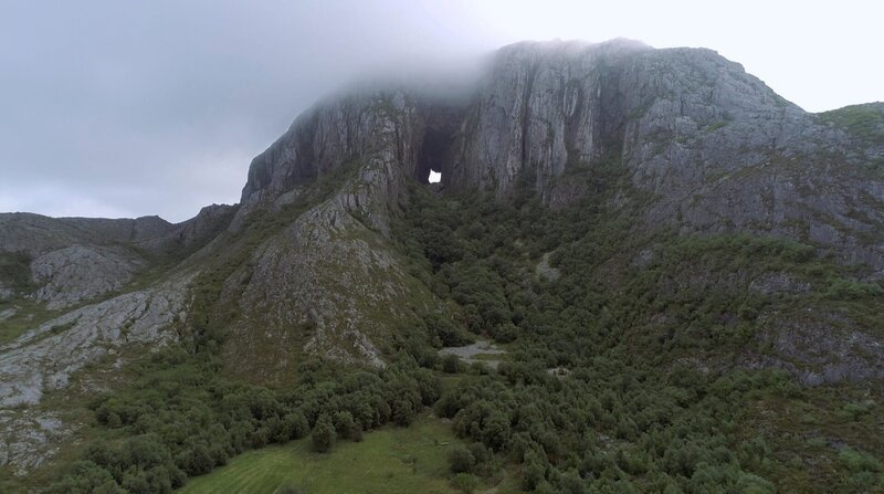 258 Meter hoch und in der Mitte ein riesiges Loch: Der Torghatten, der geheimnisvolle Berg. – Bild: 3sat