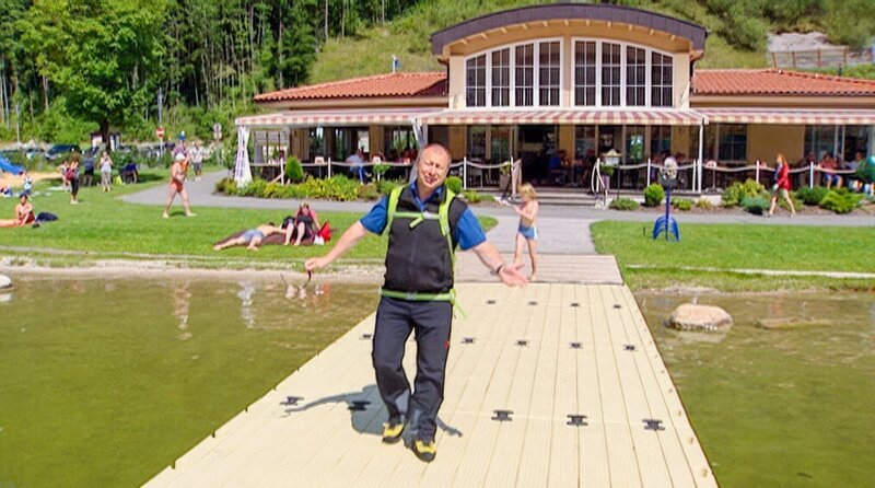 Im Kaiserwinkl findet sich ein Stück Tirol. Wilder Kaiser und Zahmer Kaiser wachen über die 4 Orte Kössen, Walchsee, Schwendt und Rettenschöss. Die urigen Hütten und Almen bieten schmackhafte Köstlichkeiten und regionale Spezialitäten. Im Bild: Harry Prünster am Walchsee in Tirol. – Bild: ORF