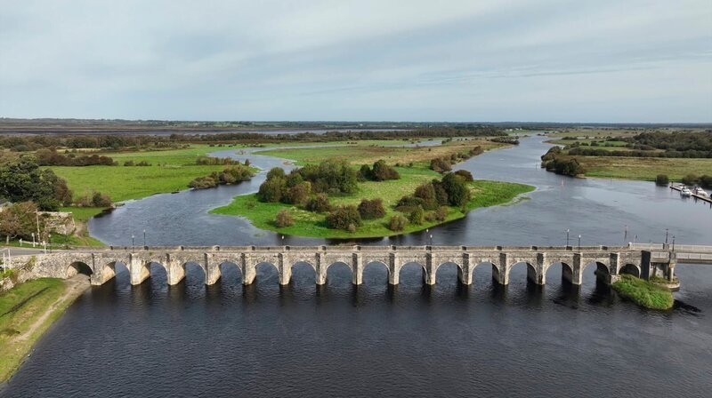 Die Shannonbridge aus dem 18. Jahrhundert ist eine der ältesten noch benutzten Brücken Irlands. – Bild: NDR/​doc.station