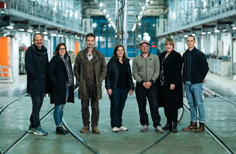 Drehstart Tatort Dortmund „Love is Pain“ V.l.n.r.: Torsten Reglin (Produzent), Roswitha Ester (Produzentin), Jörg Hartmann als Peter Faber, Sabine Bernardi (Regie), Philipp Sichler (Kamera), Stefanie Reinsperger als Rosa Herzog, Rick Okon als Jan Pawlak – Bild: WDR/​Martin Rottenkolber