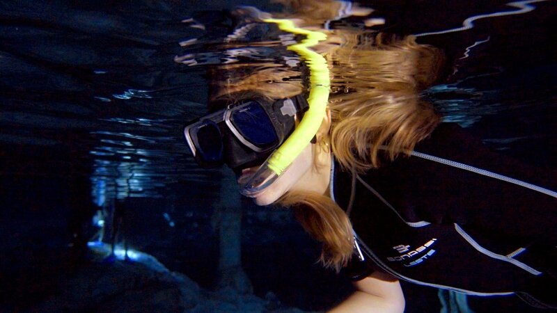 Die Unterwasserwelt kann man auch bei einem Schnorchelausflug entdecken – Bild: ServusTV /​ Interspot