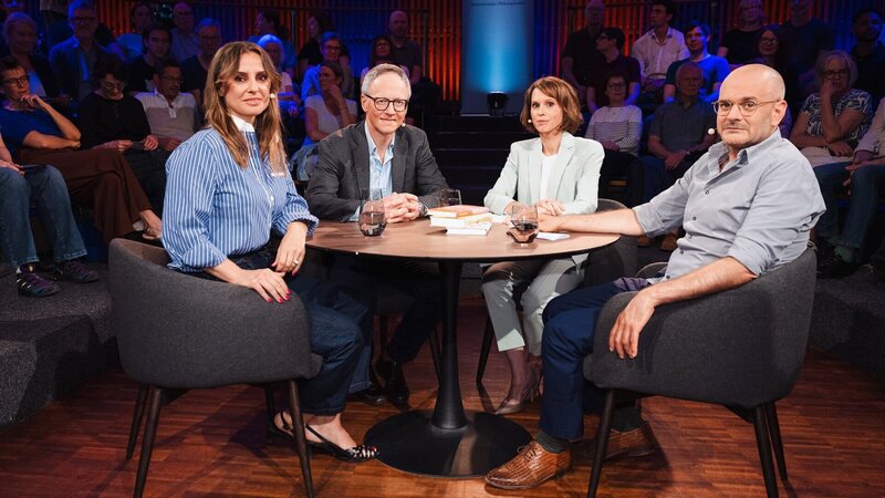 Sternstunde Phiosphie Demokratie in der Krise – Hat das Volk immer recht? Jagoda Marinić, Schriftstellerin und Podcasterin, Jonas Lüscher, Schriftsteller, Moderatorin Barbara Bleisch und Oliver Zimmer, Historiker – Bild: SRF