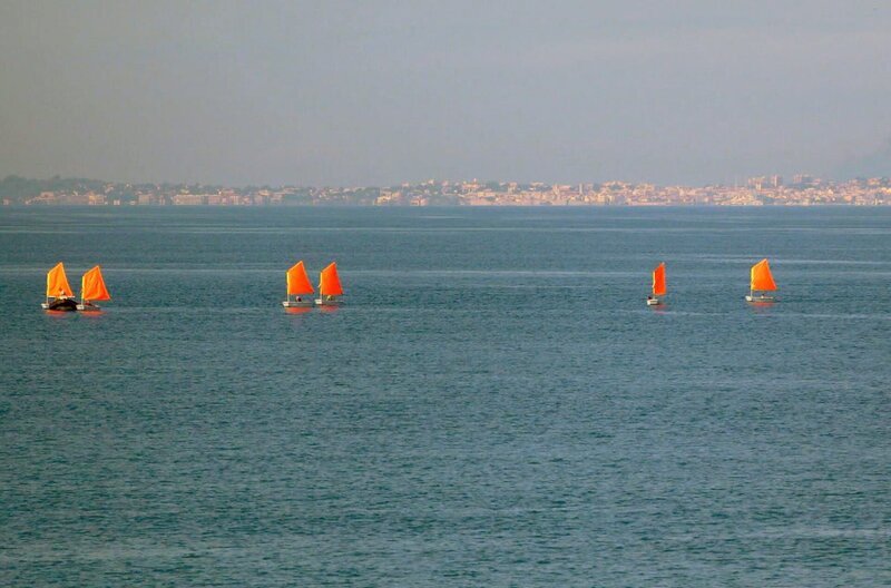 Yves Klein war ein strahlender Komet am Kunsthorizont. Er ließ sich die Farbe „International Klein Blue“ (IKB), inspiriert vom Himmel über Nizza, patentieren. Seine monochromen Werke sollten die Unendlichkeit des Kosmos einfangen. – Bild: Elephant Doc