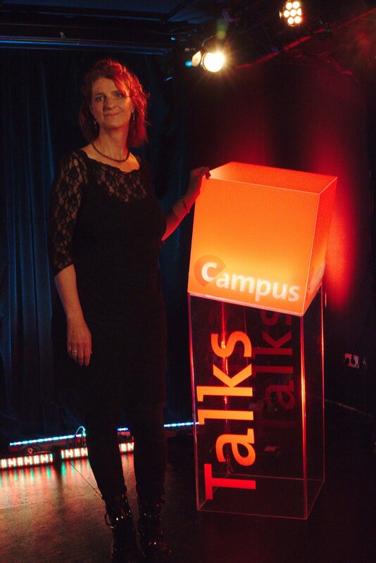 Prof. Dr. Susan Arndt zu Gast bei Campus Talks. – Bild: BR
