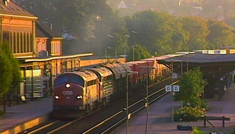 SWR Fernsehen EISENBAHN-ROMANTIK FOLGE 375, „Jütland-Express“, am Donnerstag (07.05.15) um 14:15 Uhr. BR MY vor schwerem Güterzug im Bahnhof Kolding. – Bild: SWR