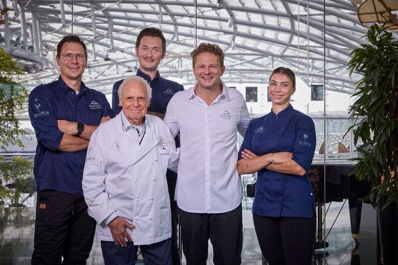 Ikarus Team (Martin Ebert, l.; Eckart Witzigmann 2.v.l.; Martin Klein, 2.v.r.), Portrait, Restaurant Ikarus, Hangar-7, Salzburg, Österreich, 2024.08.01 – Bild: Red Bull Hangar-7 /​ Helge Kirchberger /​ HELGE KIRCHBERGER Photography /​ www.redbullmediahouse.com /​ Usage for editorial use only