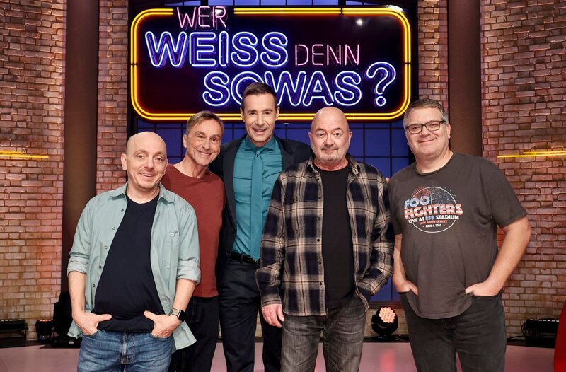 Moderator Kai Pflaume (M.) und seine Rateteam-Kapitäne Bernhard Hoëcker (l.) und Elton (r.) begrüßen in dieser Sendung den Schauspieler André Hennicke (2.v.l.) und den Schauspieler Florian Martens (2.v.r.). – Bild: ARD/​Morris Mac Matzen
