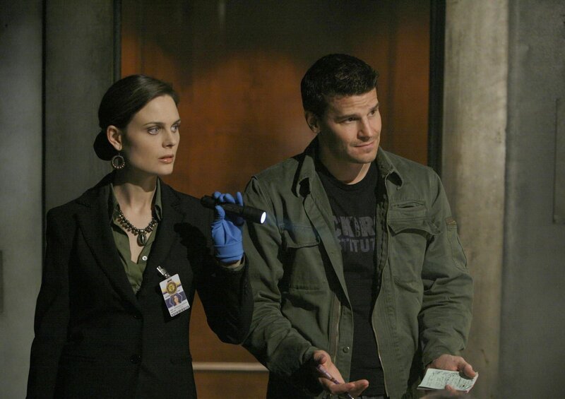 Booth (David Boreanaz, R) and Brennan (Emily Deschanel, L) investigate the death of a young woman burned to death in a hotel fire in the BONES episode „The Girl in Suite 2103“. – Bild: 2006⁠–⁠2007 Fox and its related entities. All rights reserved. /​ Isabella Vosmikova Lizenzbild frei