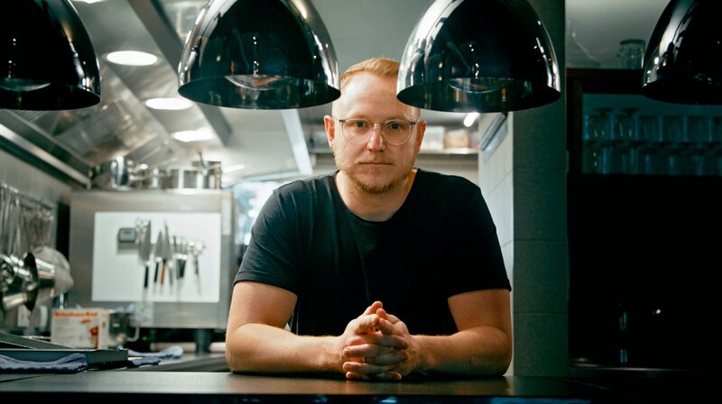 Thomas Wohlfeld ist seit 5 Jahren Küchenchef im Restaurant Handwerk in Hannover. – Bild: HR/​NDR/​heyfilm