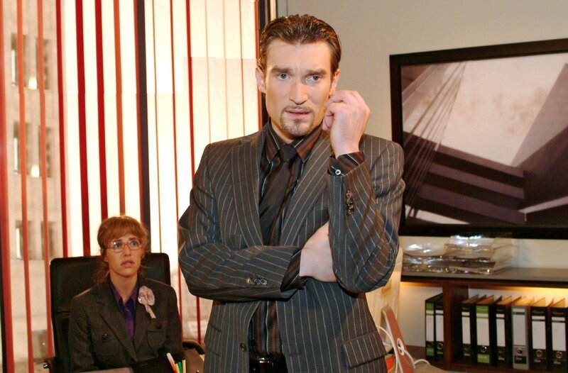 Richard (Karim Köster) spielt Lisa (Alexandra Neldel) verletzte Gefühle vor. – Bild: SAT.1 /​ Monika Schürle