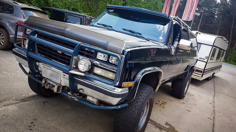 Ein Hauch von Kanada weht durch das Südsee-Camp. Gernot reist mit Familie im Off-Road-Camper an und sogar der Wohnanhänger ist geländetauglich. – Bild: MDR/​timeline