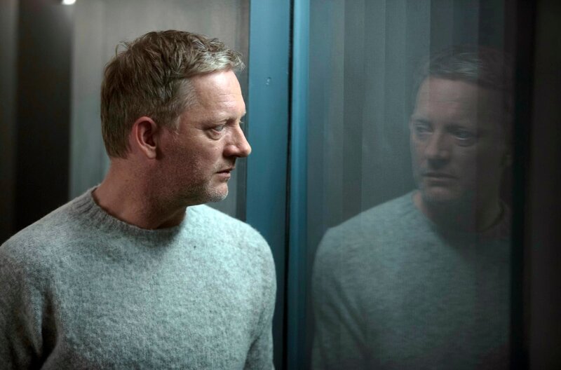 ARD Degeto MORD AUF SHETLAND – DIE SCHATTEN DER VERGANGENHEIT, „Shetland – Series 3 (Episodes 5⁠–⁠6)“, am Montag um 21:45 Uhr im ERSTEN. Perez (Douglas Henshall) steht vor einer schweren Entscheidung. – Bild: ARD Degeto/​ITV Studios