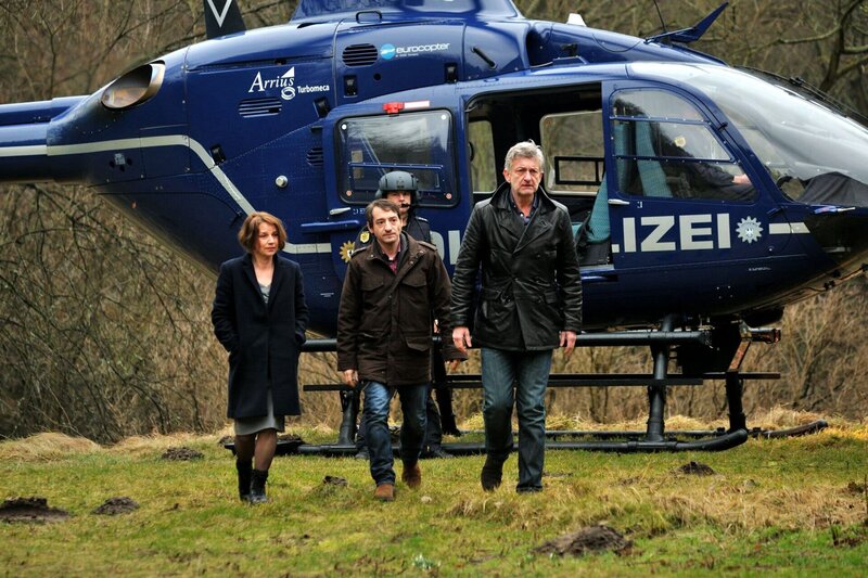 Hubschraubereinsatz am Tatort: Kommissare Ritter und Stark (Dominic Raacke und Boris Aljinovic, Mitte) begleiten die Mutter des entführten Benjamin (Lena Stolze). – Bild: rbb/​Hardy Spitz