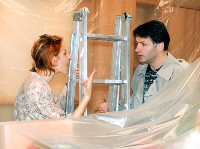 Pia (Hendrikje Fitz) will das Haus renovieren. Todmüde kommt ihr Mann Roland (Thomas Ruehmann) vom Nachtdienst und findet sein Heim in einem chaotischen Zustand vor. Es kommt zum handfesten Streit zwischen dem Ehepaar. – Bild: MDR/​Laue