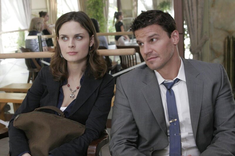 Booth (David Boreanaz, R) und Brennan (Emily Deschanel, L) – Bild: 2006⁠–⁠2007 Fox and its related entities. All rights reserved. /​ Carin Baer Lizenzbild frei