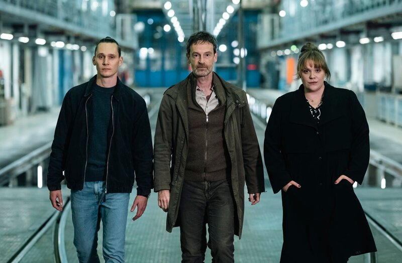 V.l.n.r.: Rick Okon als Jan Pawlak, Jörg Hartmann als Peter Faber, Stefanie Reinsperger als Rosa Herzog – Bild: WDR/​Martin Rottenkolber