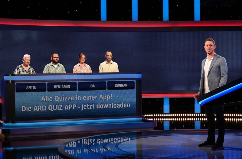 Moderator Alexander Bommes (r.) mit den Kandidat:innen (v.l.n.r. am Panel): Antje Oestmann, Benjamin Groß, Ida Klein und Gunnar Hoff. – Bild: ARD/​Uwe Ernst
