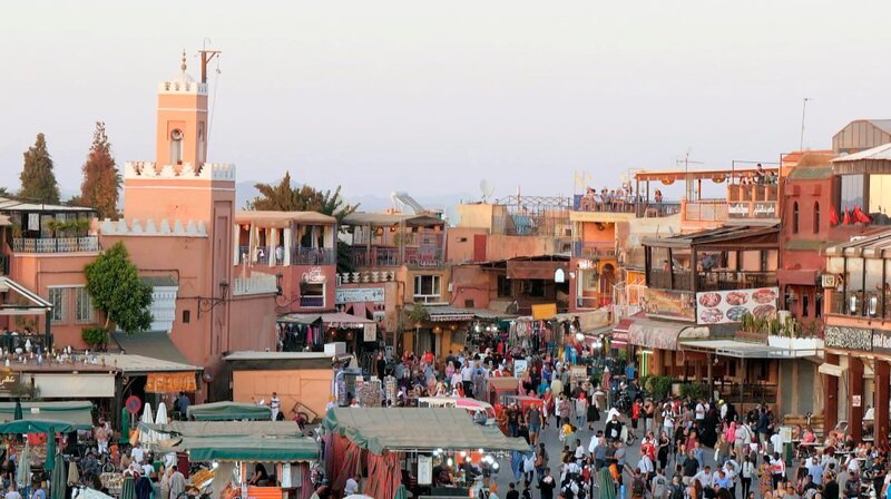 Blick auf den Platz Djemaa el Fna in Marrakesch. – Bild: HR/​Jonas Heil
