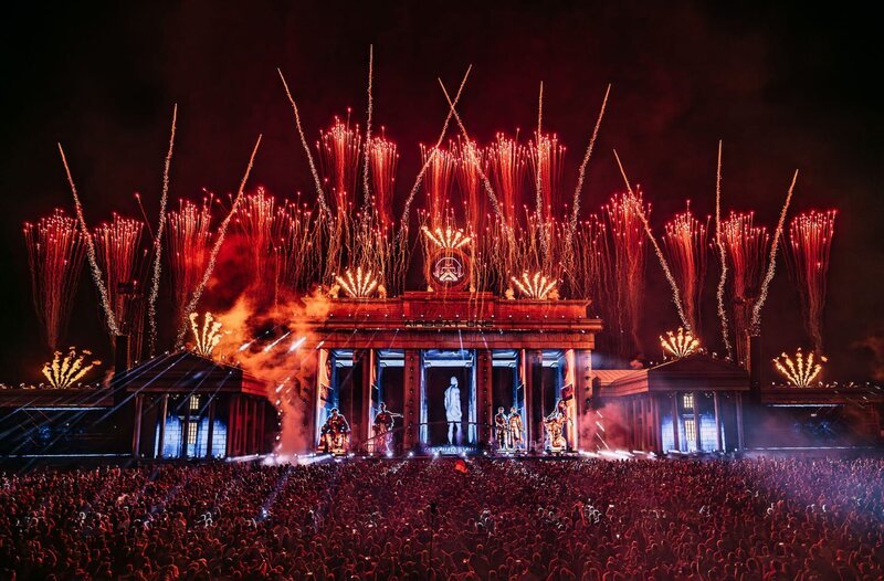 Jedes Jahr ein anderes Länder-Motto. 2023 feierte die Airbeat One das Berliner Stadtzentrum mit dem Wahrzeichen Brandenburger Tor. – Bild: NDR/Jan Heesen Jedes Jahr ein anderes Länder-Motto. 2023 feierte die Airbeat One das Berliner Stadtzentrum mit dem Wahrzeichen Brandenburger Tor. – Bild: NDR/Jan Heesen