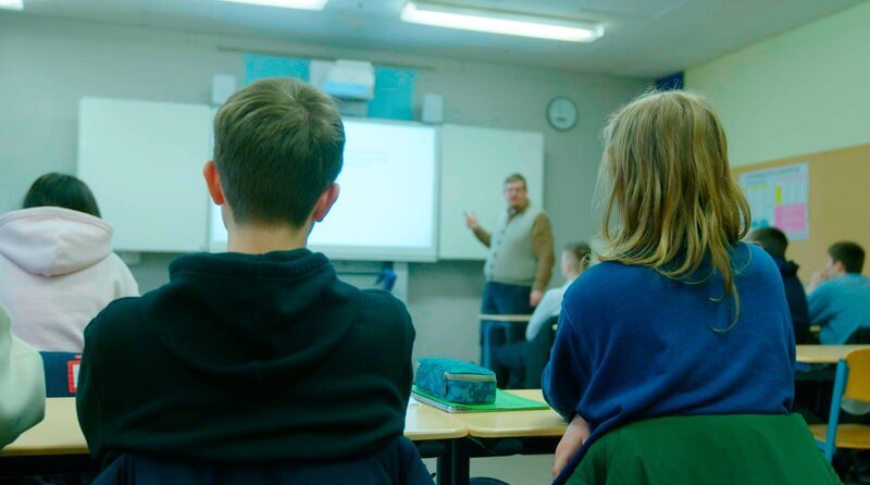 An deutschen Schulen herrscht oft Langeweile. Nur eine Minderheit der Schülerinnen und Schüler hat nach neun Jahren noch Spaß am Unterricht. – Bild: BR/​WDR
