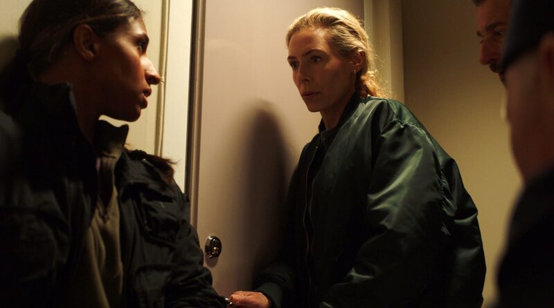 Maria Wern (Eva Röse, Mitte) und ihre Kollegin Sasha (Lola Zackow, li.). – Bild: ARD Degeto/​TV4/​Warner Bros. ITVP/​Cologne Film/​Crille Haag