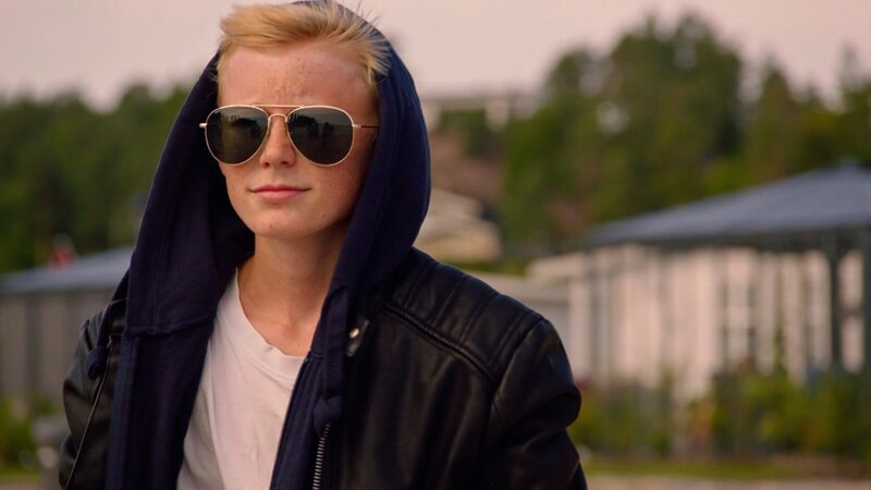 Theo (Herman Nysæther Grinde) nimmt eine Typveränderung vor, um Nura zu beeindrucken. – Bild: WDR/​Annicken Aasheim/​Alvilde Naterstad