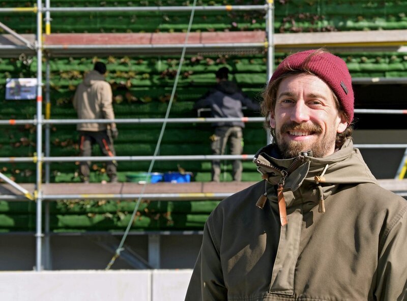 Projektleiter Kilian Lingen ist davon überzeugt, dass begrünte Fassaden das Klima in Städten verbessern. – Bild: HR/​SWR