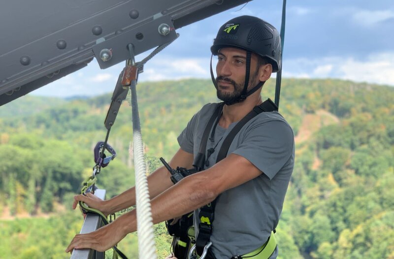 Der Statiker Marco Calio sichert sich bei einem Besuch der Müngstener Brücke ab. – Bild: WDR/​Eva Hoffmann Villena