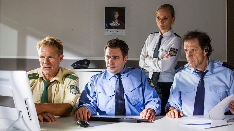 Hubert (Christian Tramitz, l.), Staller (Helmfried von Lüttichau, r.), Sonja (Annett Fleischer, 2.v.r.) und Riedl (Paul Sedlmeir, 2.v.l.) suchen im Internet nach Hinweisen. – Bild: ARD/​TMG/​Marco Meenen