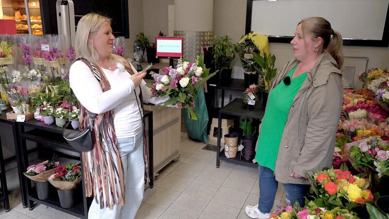 S02E43: Gina, die Tochter von Marktleiter Udo, kümmert sich um den Social-Media-Auftritt des Supermarkts. Zum Start gibt es einen Aufruf zum Muttertag auf – mit Hinweis auf den geöffneten Blumenladen. – Bild: RTLZWEI