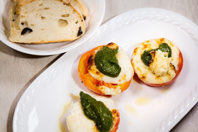 „Überbackene Paradeiser mit Kräuterpesto und Ciabatta“ von Richard Rauch. – Bild: ORF/​Interspot Film