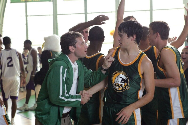 Ted (Nicholas D’Agosto, vorne r.) erhält letzte Anweisungen von Coach Robert Owens (Connor Trinneer, vorne l.) – Bild: Warner Bros. Entertainment, Inc.