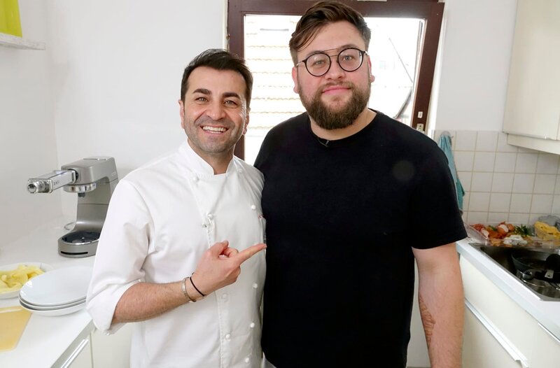 Starkoch All Güngörmüs ist zu Gast in Maintal-Hochstadt. Im historischen Stadtkern wohnt Konditormeister Max-Toby Welke, der leidenschaftlich gern kocht. – Bild: HR