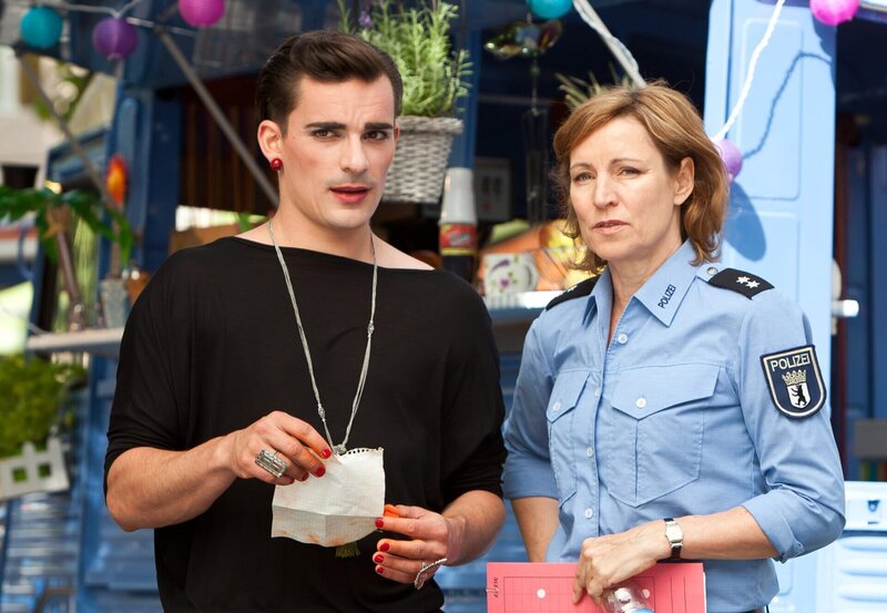 Marianne Klug (Kirsten Klock, rechts) spricht mit Fräulein Klara (Hannes Wegener, links) über ihre Vermutungen. – Bild: ARD/​Daniela Incoronato