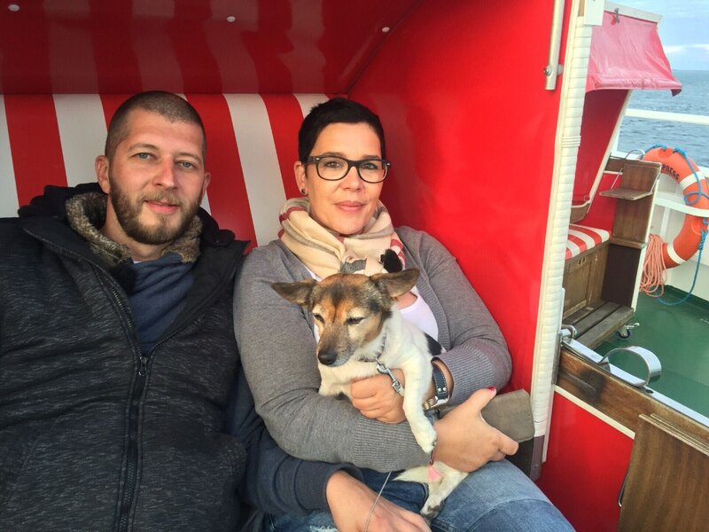 Claudia und Marcel, Hund „Lulu“  Die Verwendung des sendungsbezogenen Materials ist nur mit dem Hinweis und Verlinkung auf RTL+ gestattet. – Bild: RTL /​ Tokee Bros.