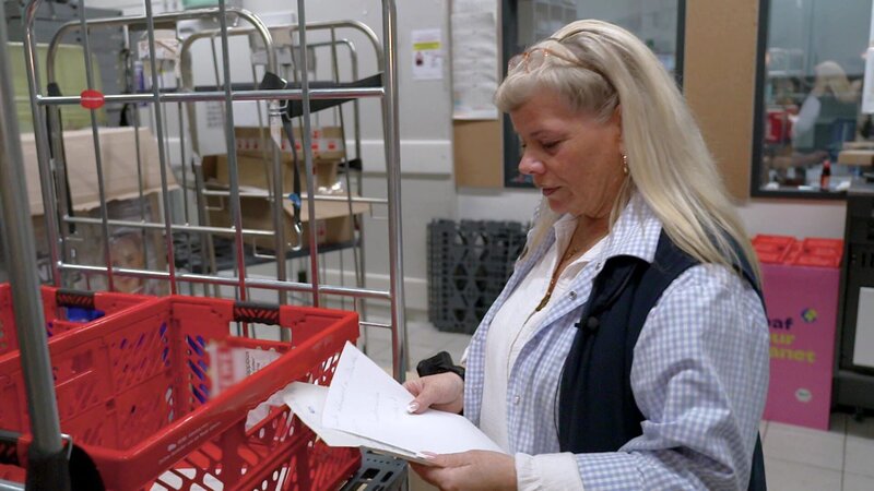 S02E45: Doris bleibt auch im Stress konzentriert: Sie nimmt telefonische Bestellungen entgegen und behält den Überblick. – Bild: RTLZWEI