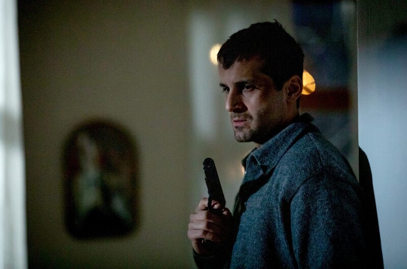 ARD Degeto MARIA WERN, KRIPO GOTLAND, „Im Schatten (Like Shadows)“. Im Dilemma: Kardo (Zardasht Rad) wird die Sache langsam zu heiß. – Bild: ARD Degeto/​Warner Bros./​Særún Hrafnkelsdottir Noren