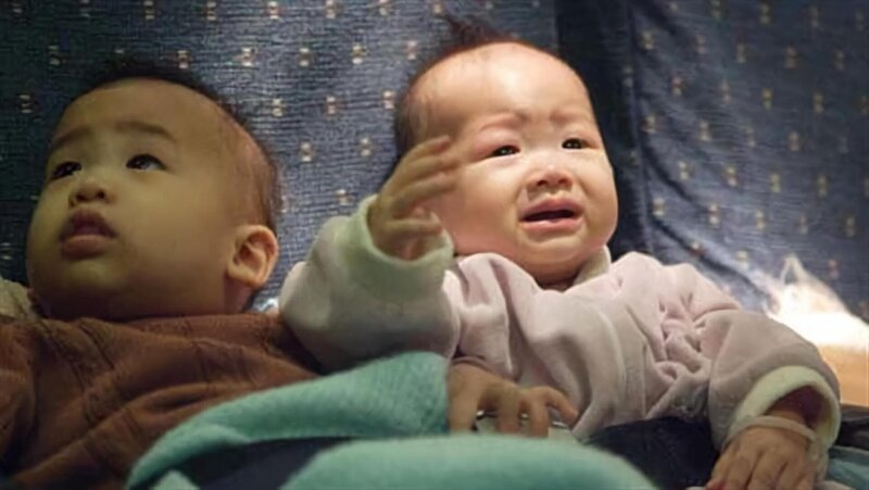 Nurses and Orphans On Board. April 1975. Das Ende des Vietnamkriegs steht kurz bevor. Rund um die südvietnamesische Hauptstadt Saigon überschlagen sich die Ereignisse. Hunderttausende sind auf der Flucht vor den nahenden Truppen des Vietcong. Da ordnet der amerikanische Präsident Gerald Ford eine dringende Rettungsaktion an: die „Operation Babylift“. Es geht darum, vietnamesische Waisenkinder aus dem Chaos des Krieges herauszuholen und in die sicheren USA zu bringen. Insgesamt 3.000 Kinder gelangen so in die USA, nach Kanada oder Europa. – Bild: National Geographic Channel