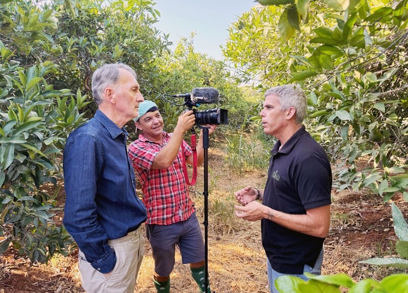 Korrespondent Josef Manola mit Bio-Orangenplantagen Manager Jesus Martinez. Hier, in der Nähe von Sevilla werden die Vorgaben aus dem Renaturierungsgesetz bereits umgesetzt. – Bild: ORF