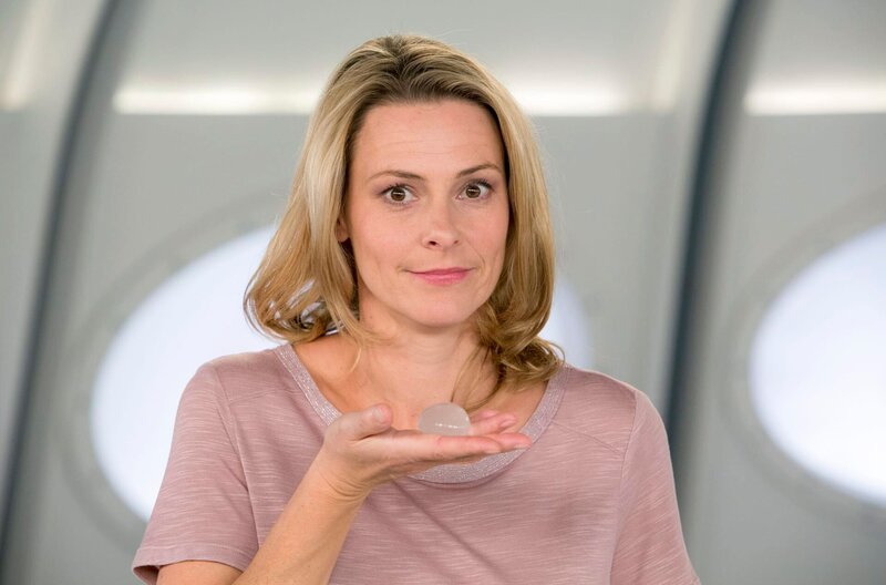 Wollen wir in Zukunft den Plastilk-Müll reduzieren, benötigen wir eine Alternative zur PET-Flasche. Anja Reschke stellt ein Konzept aus der Molekularküche vor, das die Trinkflasche bald überflüssig machen könnte, bei Wissen vor acht – Zukunft. – Bild: ARD/​Michael Boehme